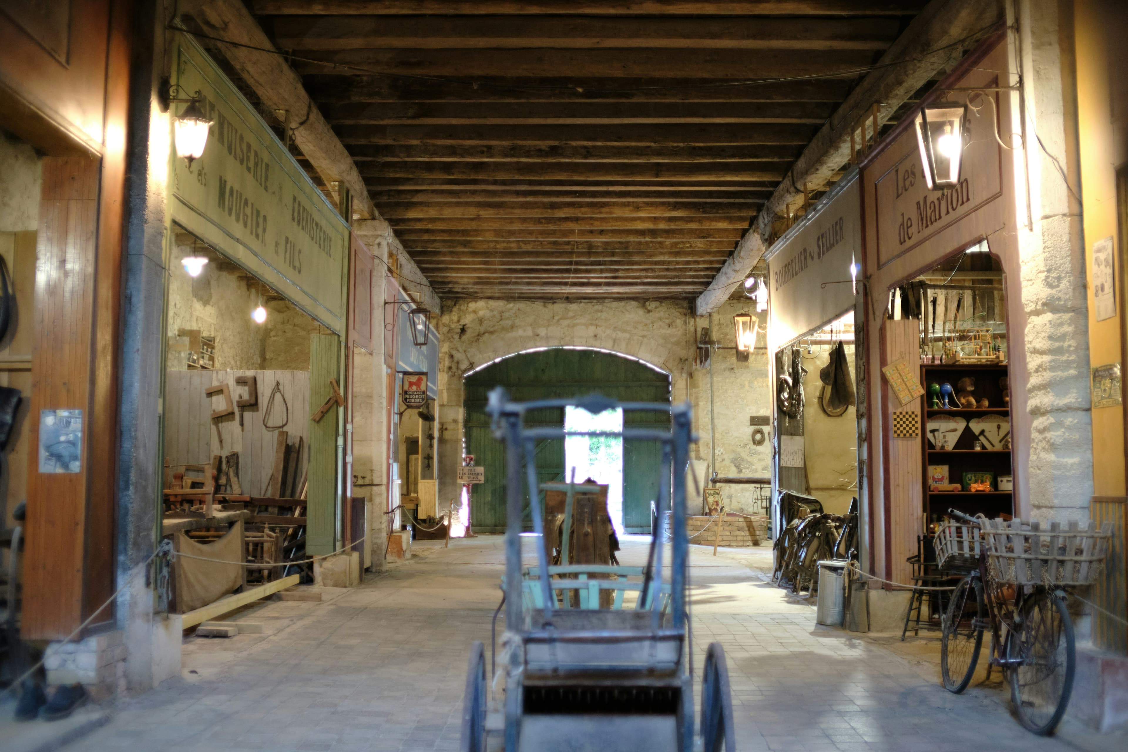 Historische Werkstattgasse mit Holzbalkendecke
